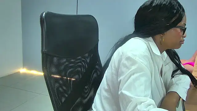 tinaolsens (F young) - secretary on her knees sucking cock.😏