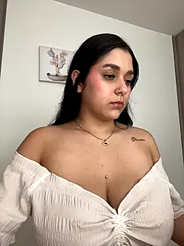 Webcam Model (SophiaLaurens)  is live.Free join now!