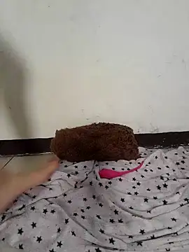 Webcam Model (Oriana111)  is live.Free join now!