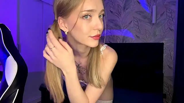 evapeace (F teen) - hands holding boobs and dancing