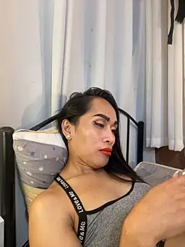 RomanticPearlTS Live Webcam on Stripchat