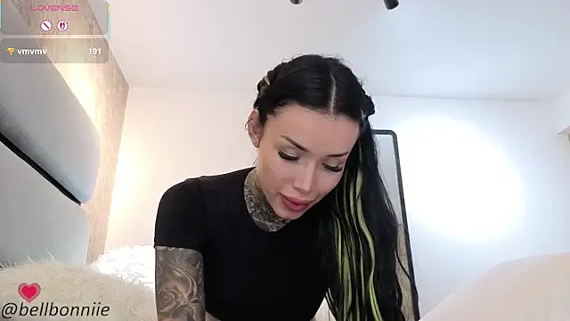 belllbonniie Live Webcam on Stripchat