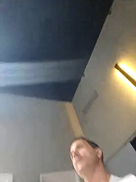 lucas___81 (Ask my age) - ir al baño para correrme pv