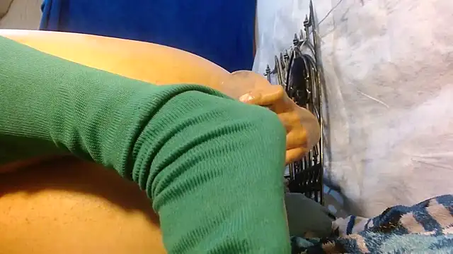 kattislut77 (F young) - Two dildos in the ass and another in the