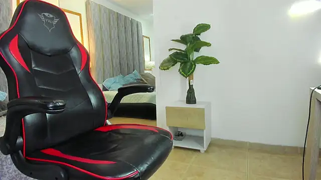  melani_hom chat room