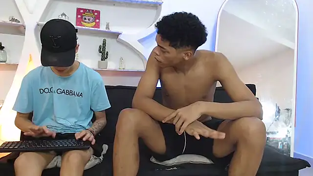 pretty_fem - PRETTY_FEM's free webcam