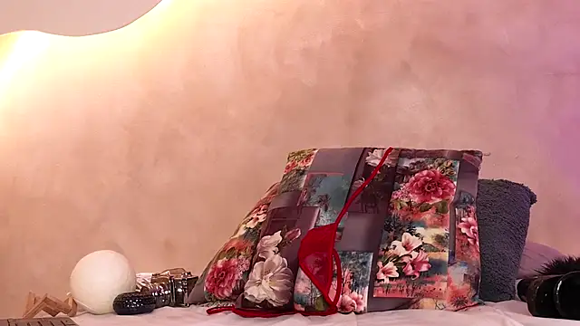 Kloee_12 webcam stripchat model stream image