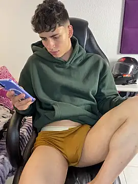 adrianrinaldi (M twink) - completly naked 4u