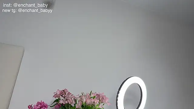 enchant_baby (F young) - show pussy