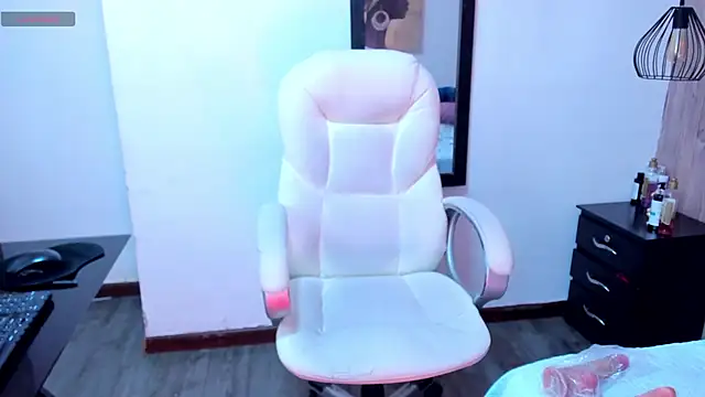 iamsheila (F young) - fingers in the ass