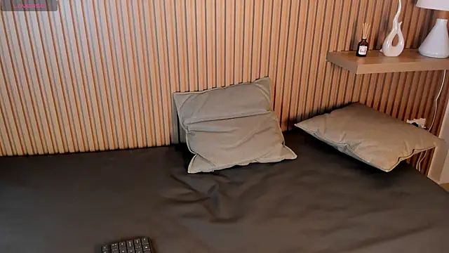 leila_whisper (F young) - Doggy position