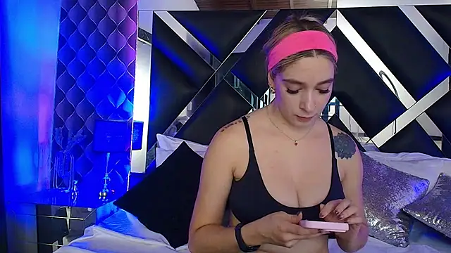 victoriaa_lee_ - Victoriaa_lee_'s free webcam - UK Sex Cams