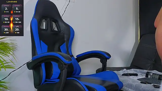 edwardross_ (M twink) - 4 fingers in the hole