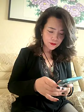 anna_2024 (F milf) - 户外真空 小粉插菊花10分钟