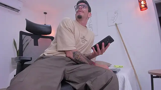 damian_bull (M young) - Masturbate me with my shirt 😈💦