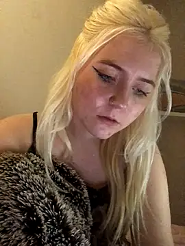 Webcam Model (Blondie_Sofia_Essexbabe)  is live.Free join now!