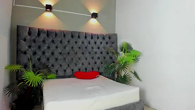 xavi_lee (M twink) - show foireskin close up