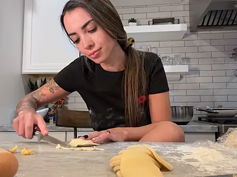 Webcam Model (Tiny-Mimi)  is live.Free join now!