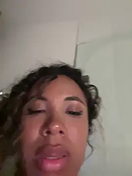 brunettexio (F young) - Show with chantilly cream