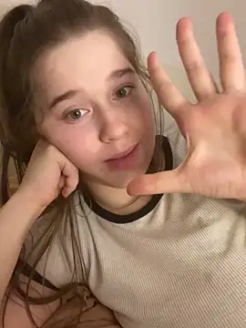 HornyGirlH's Stripchat show and profile