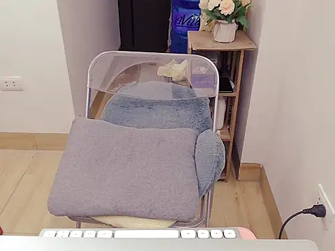 funnygirl_9x (F milf) - show tits