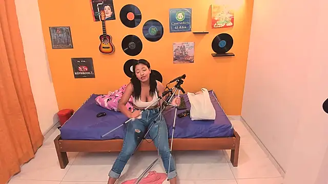 meisevil77 (F young) - GAPPING IN MY ASS WITH DILDO