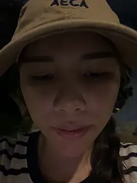 adora188 (F young) - 牛仔短裤女孩户外公园  搞刺激