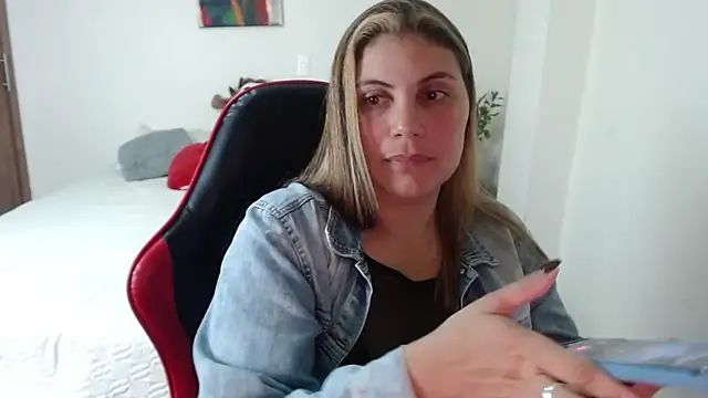 secret_bella (F milf) - Show Ass👀👀🍑🍑🍑🍑 in doogy