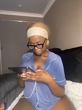 Webcam Model (Moonzy77)  is live.Free join now!