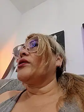 Webcam Model (AlexxiaaMat)  is live.Free join now!