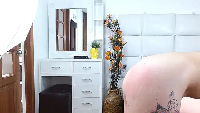 abigaillady_ (F young) - Show panties