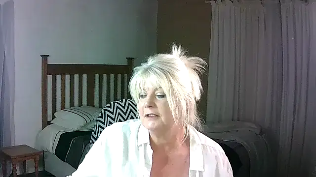 miahotmilf - Miahotmilf's free webcam - UK Sex Cams