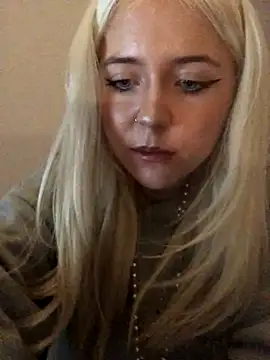 Webcam Model (Blondie_Sofia_Essexbabe)  is live.Free join now!