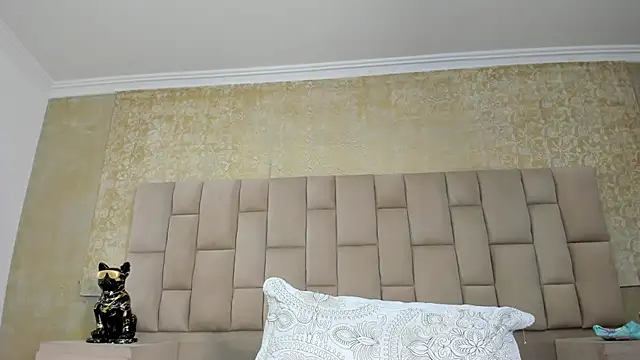 maximusclark (M twink) - Show dick hard  + spit in dick x3 min