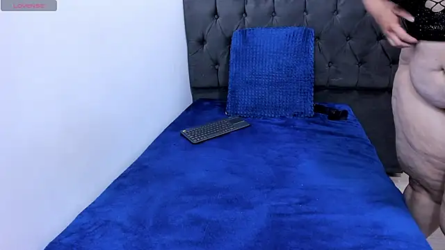 bonnyy26 (F young) - show anal