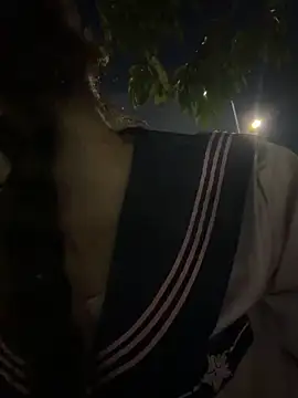 adora188 (F young) - 超短裙女孩户外公园  搞刺激