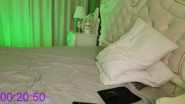 mark_glover (M twink) - take off t-shirt😍