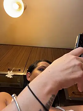 Webcam Model (Hotmomcheckk_)  is live.Free join now!