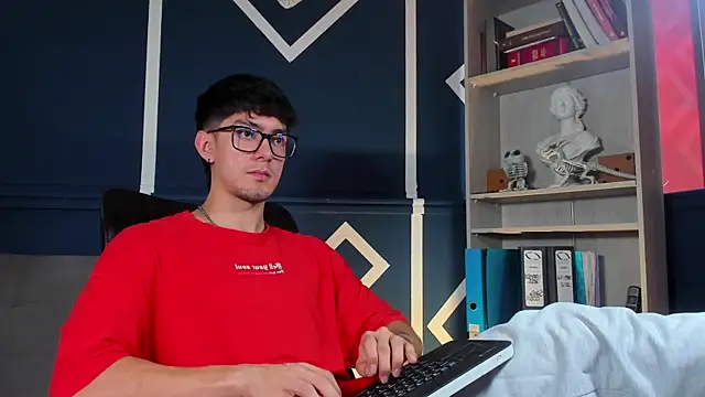 etham_wolf_ live cam screenshot male from Colombia on ReplayHer – Replays, Highlights & Live Cams