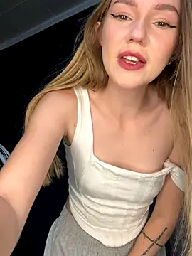 Webcam Model (MilaMoone)  is live.Free join now!