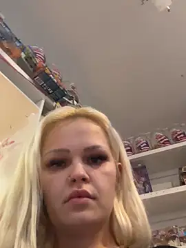 cherryxox- (F teen) - Flash boobs in shop