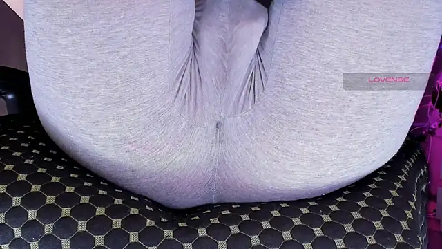 Cameltoe_squirt_inPants