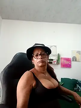 Webcam Model (BustyMilf_)  is live.Free join now!