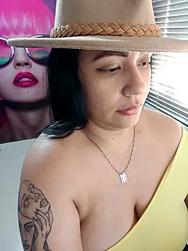 marta201_alfaro (F milf) - a kiss for camila