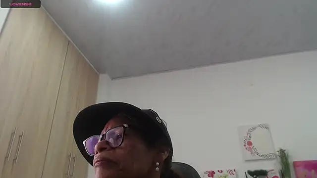 Webcam Model (BustyMilf_)  is live.Free join now!