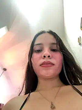 Webcam Model (MiaJacksonn)  is live.Free join now!