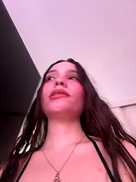 Webcam Model (MiaJacksonn)  is live.Free join now!