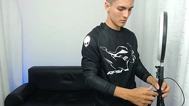 Matiius18 live cam screenshot male from Colombia on Home.Pink — Cozy Live Cams & Chat