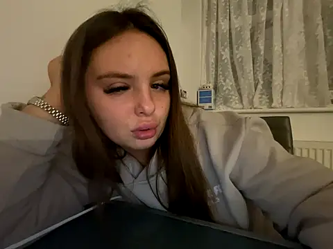 Webcam Model (EllaStarrxxx)  is live.Free join now!