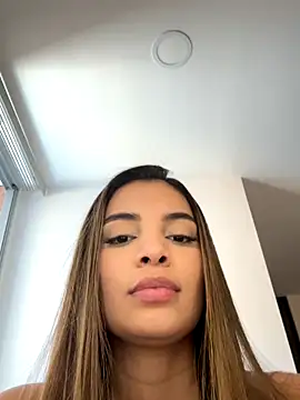 Webcam Model (VictoriaNoah_)  is live.Free join now!